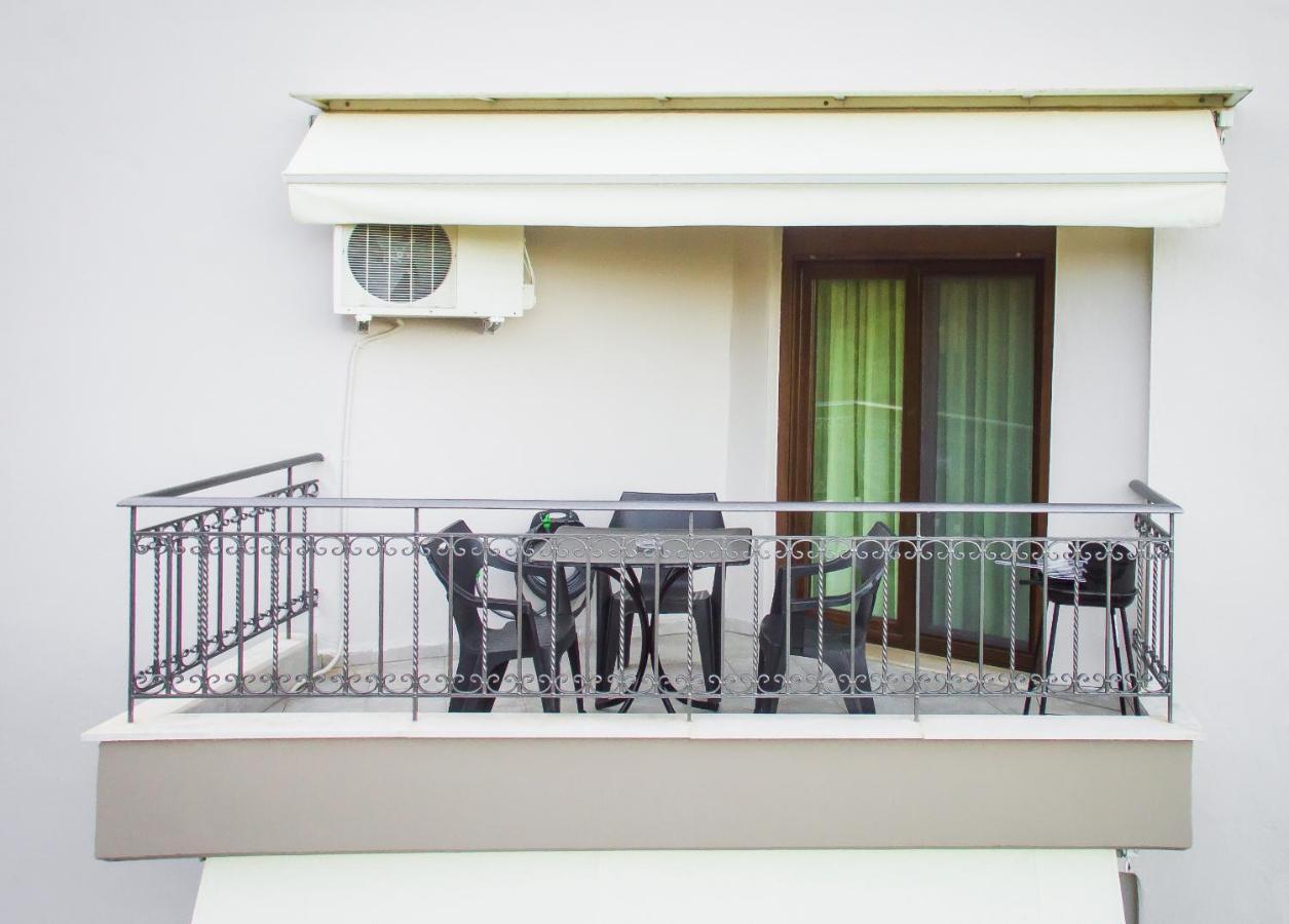 Marina'S Elegance Aparthotel Kriopigi Bagian luar foto